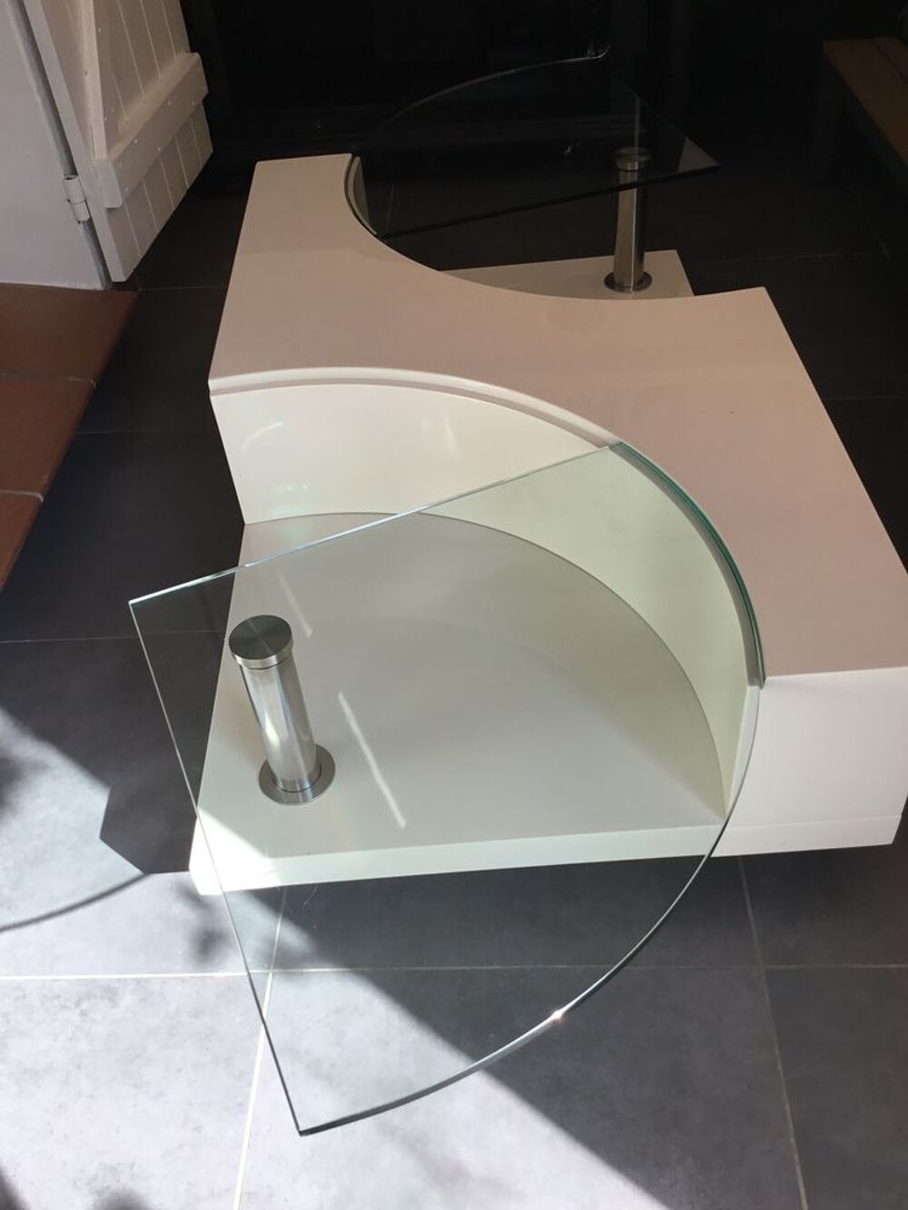table basse blanc laqu&eacute; avec 2 plateaux en verre Meubles