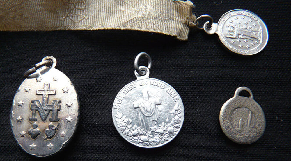 Lot de 16 M&eacute;dailles diverses et Pendentifs religieux - Vinta Bijoux et montres