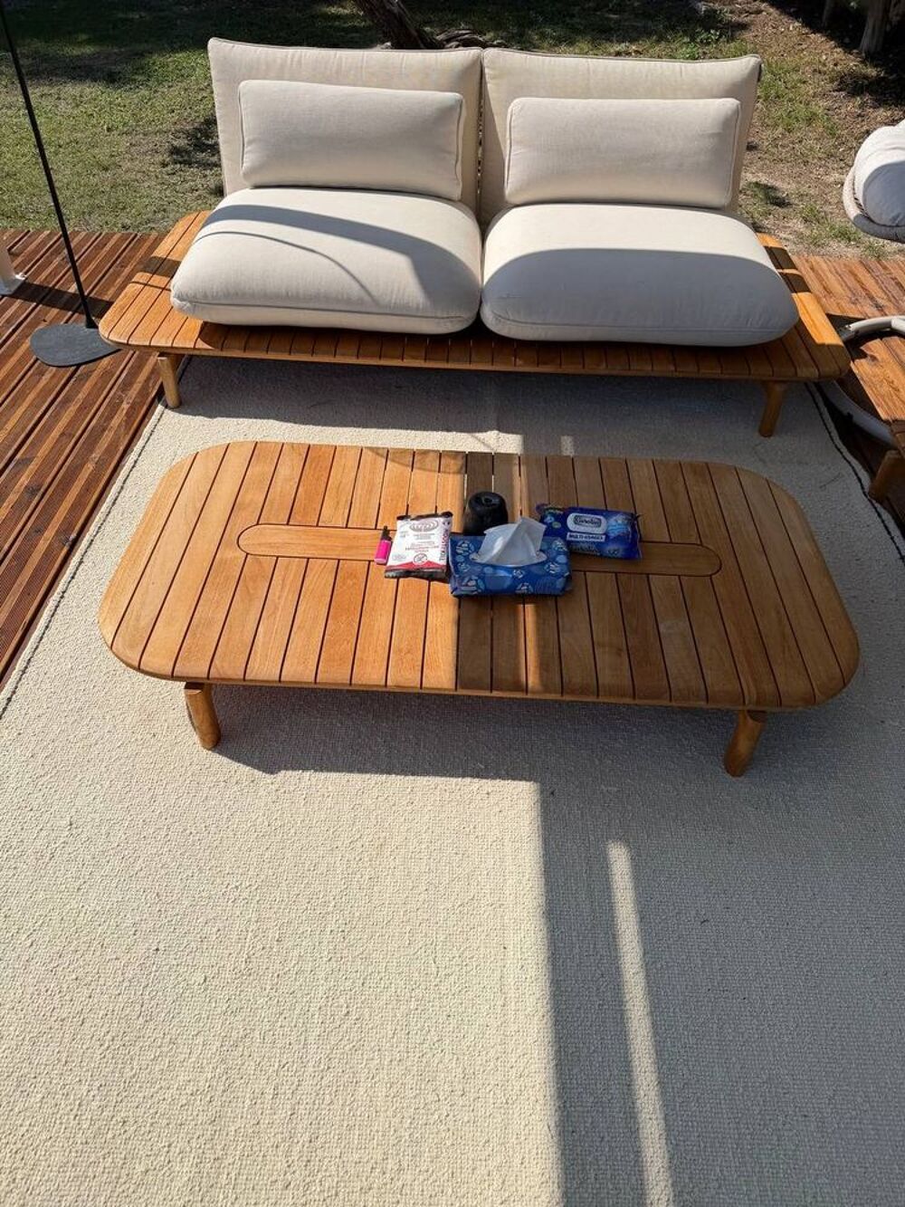 Mobilier d'ext&eacute;rieur : canap&eacute;, fauteuil et table. Jardin