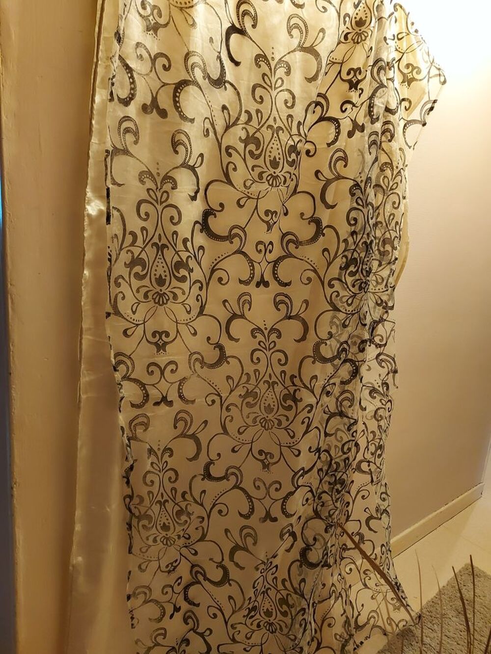 rideaux blanc avec des motifs noir Décoration