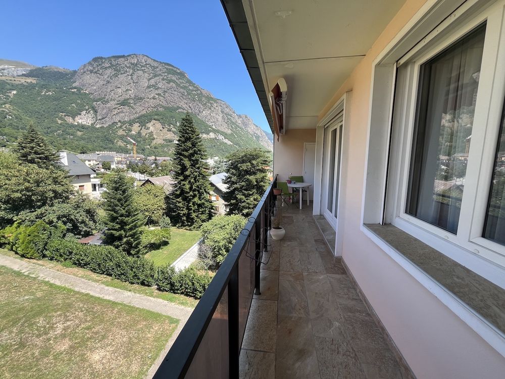 Vente Appartement SAINT JEAN DE MAURIENNE Au coeur du quartier résidentiel des Clapeys, à proximité immédiate d'un arrête de bus, découvrez ce très agréable T4/5 de 89 m2, spacieux et lumineux, complété par une loggia fermée et par un grand balcon-terrasse carrelée équipé Saint-jean-de-maurienne
