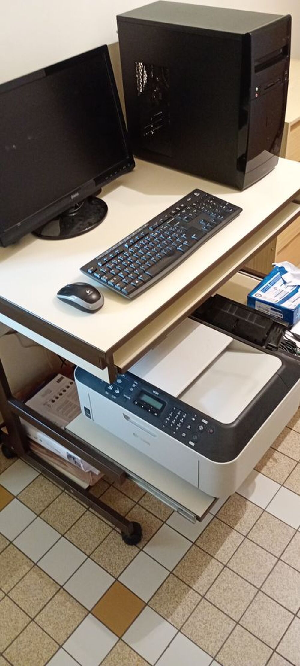 Ensemble ordinateur de bureau. Matériel informatique