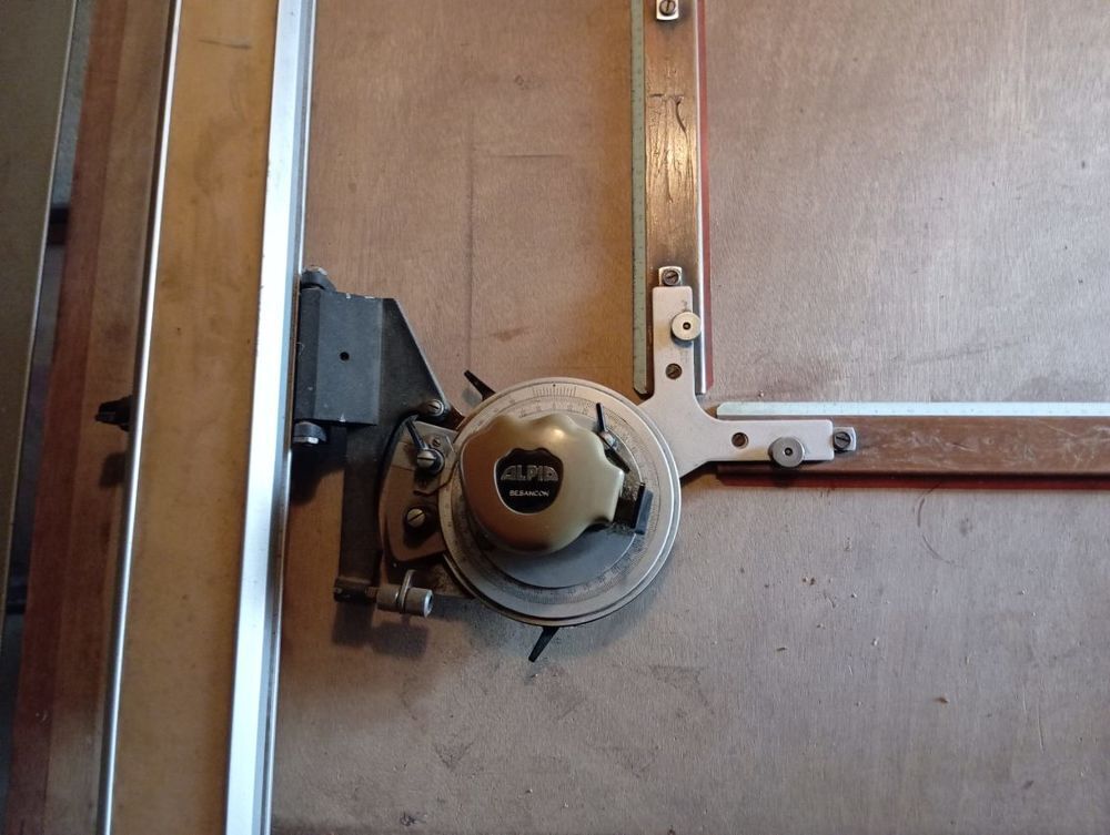 Table &agrave; dessin industrielle des ann&eacute;es 60.
Bricolage