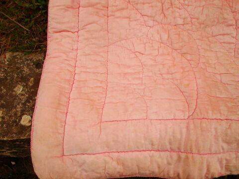 Edredon  piqu� pour lit de b�b� 10 Nimes (30)