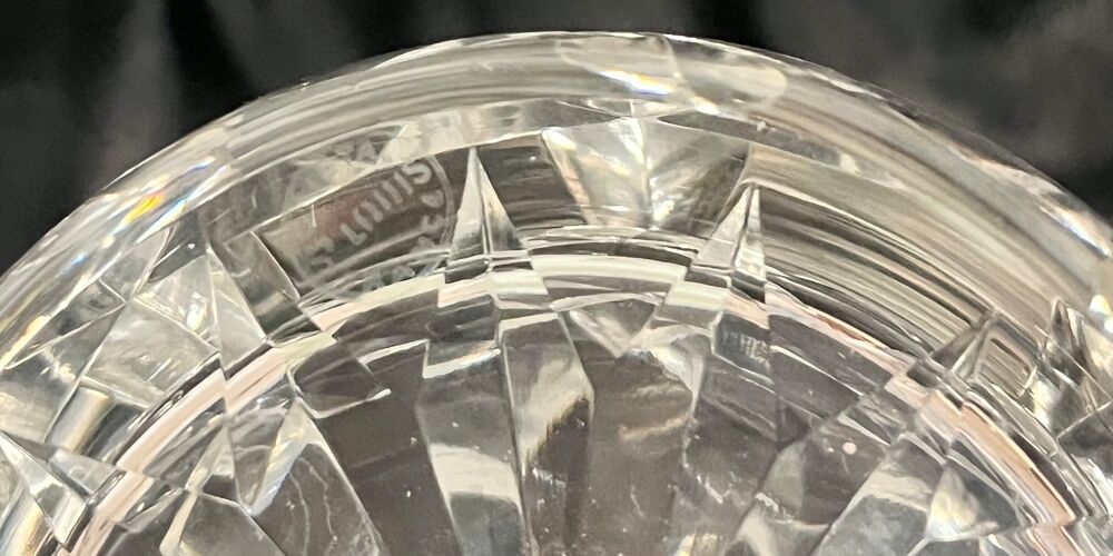 SAINT-LOUIS, Carafe en cristal taill&eacute; avec son bouchon 