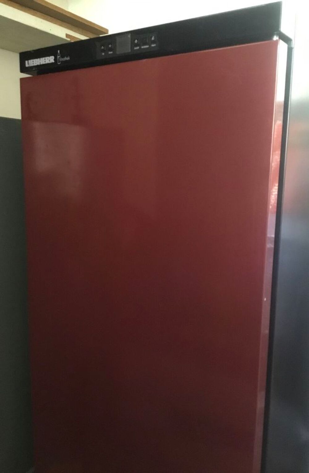 CAVE A VIN : marque LIEBHERR Vinotech Noir mat 200 bouteilles Clayettes bois Electroménager