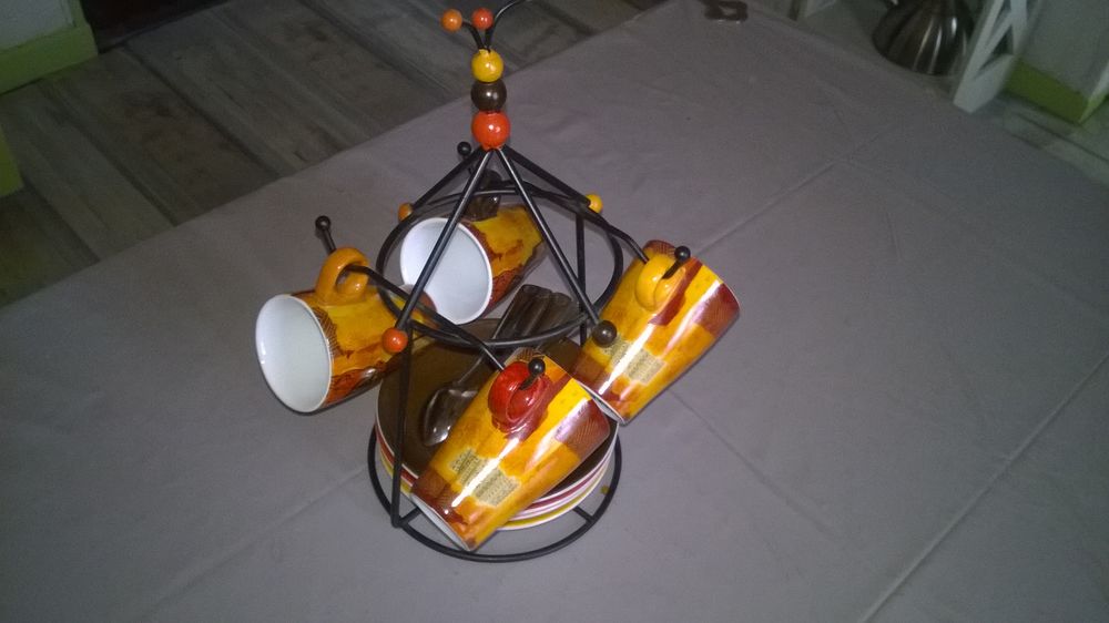 Service de 4 tasses et soucoupes 
original sur pr&eacute;sentoir
Cuisine