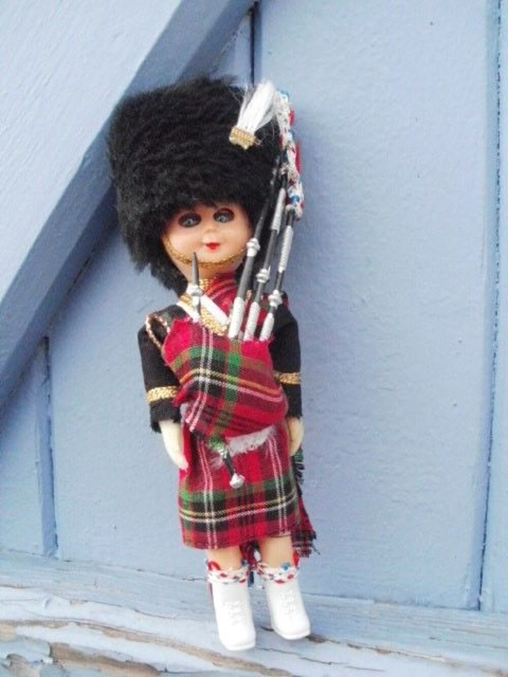 Poupee folklorique, garde &eacute;cossais joueur de cornemuse 