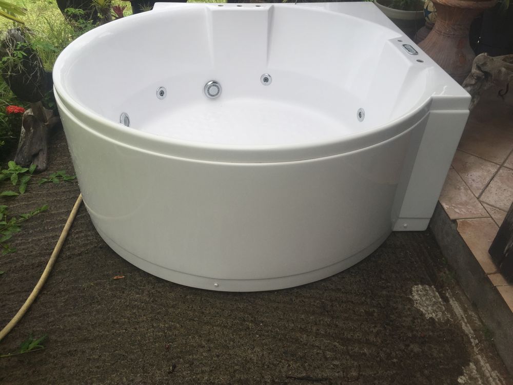 Baignoire ronde avec jet et &eacute;clairage sous-marin Meubles