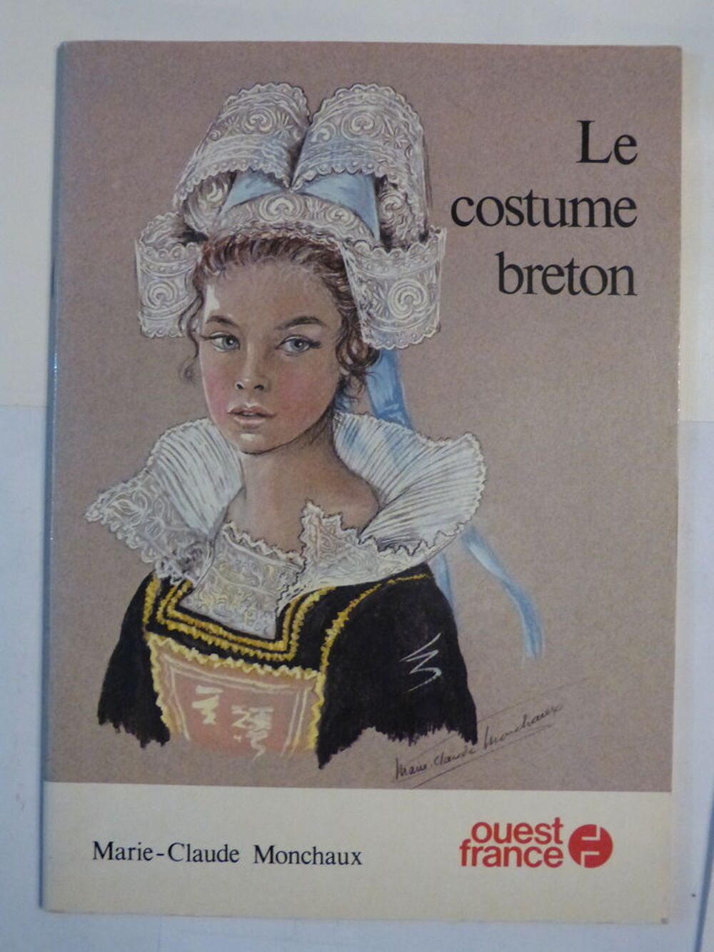 LE COSTUME BRETON par MARIE CLAUDE MONCHAUX Livres et BD