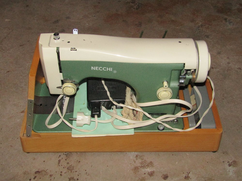 Machine &agrave; coudre &eacute;lectrique Necchi . Electroménager