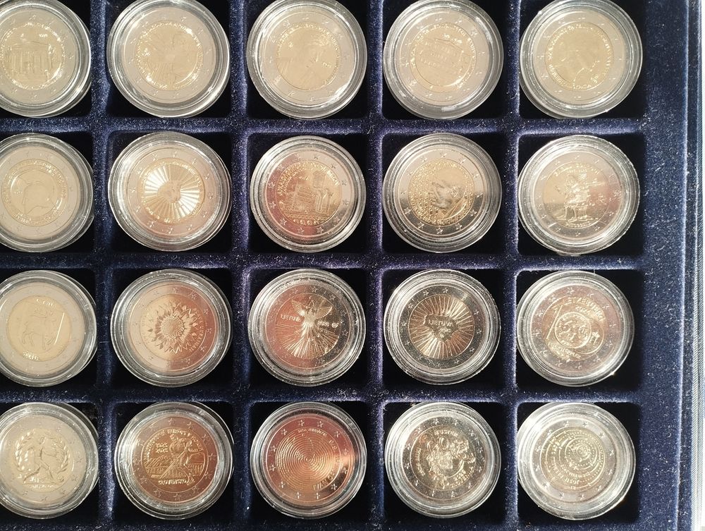 Lot 40 pi&egrave;ces de 2 euros comm&eacute;moratives 