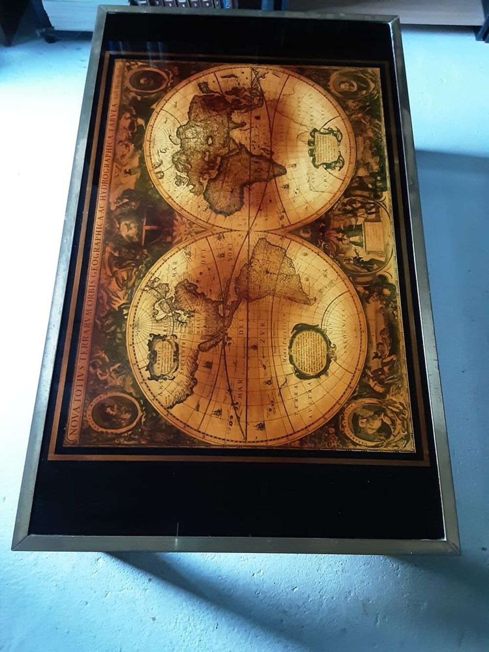 Table basse de salon mappemonde en acajou Meubles