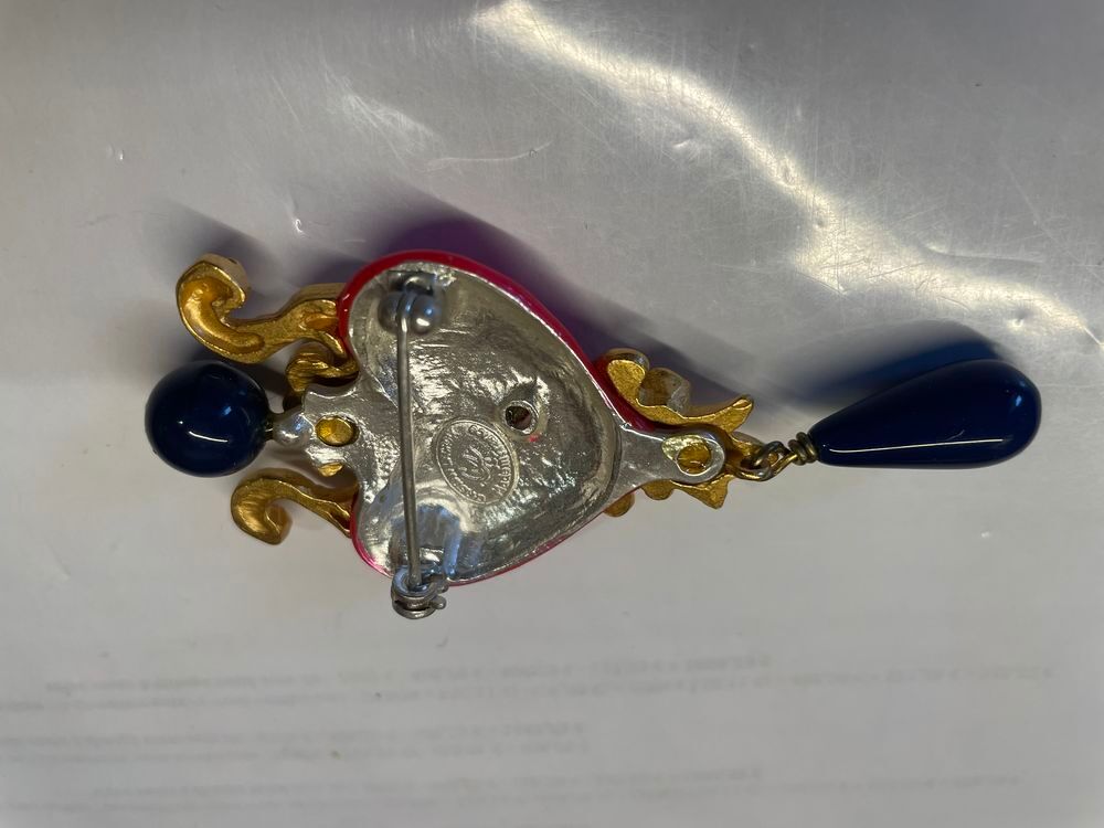 Broche Coeur &eacute;maill&eacute; fuchsia sabl&eacute; + arabesque dor&eacute; et perle Bijoux et montres