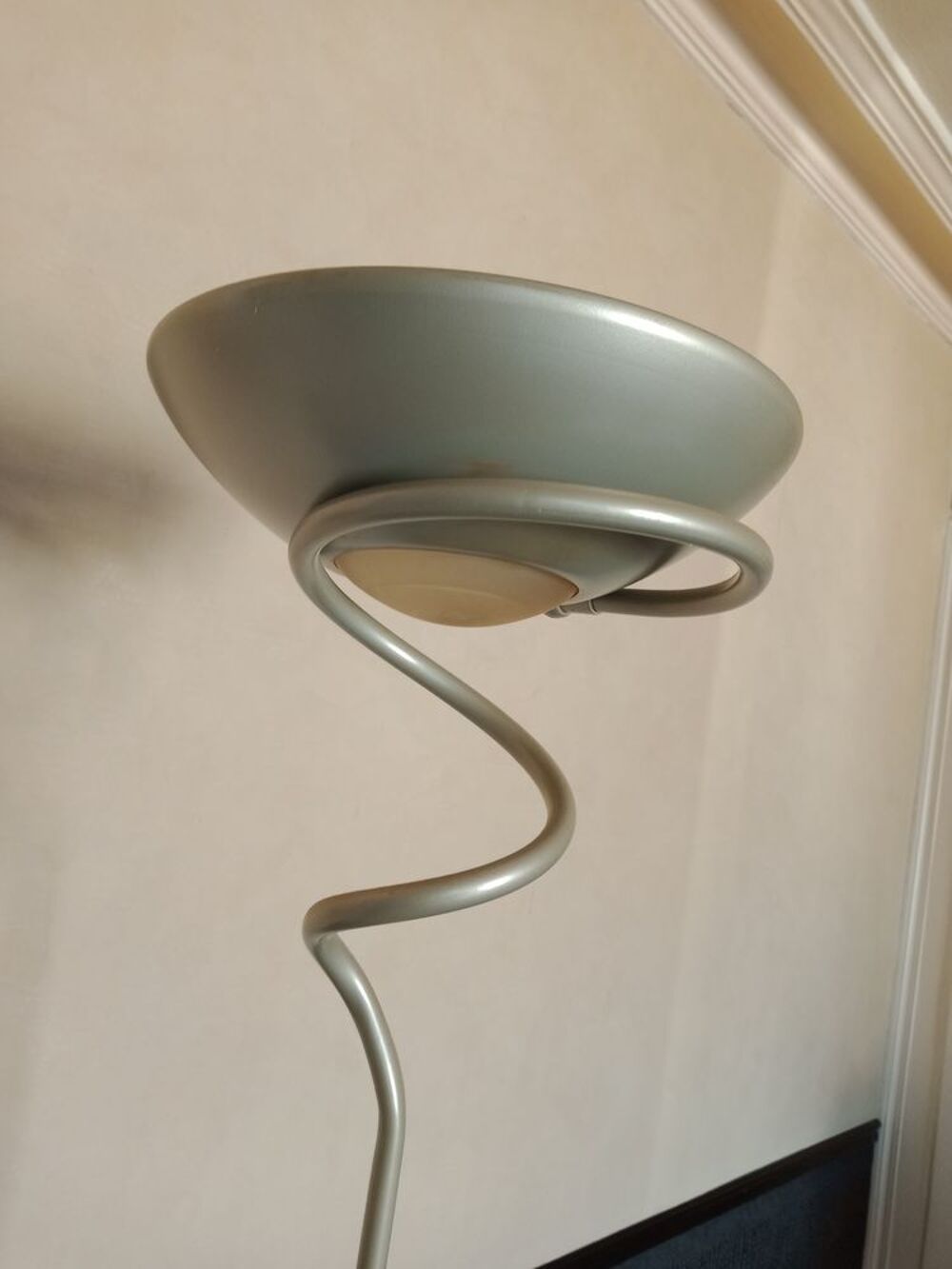 Lampadaire gris clair m&eacute;tallis&eacute; Meubles
