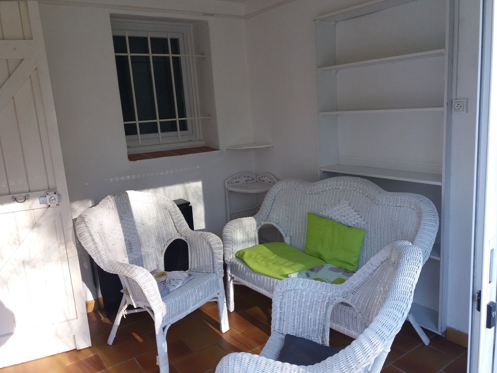 Location Appartement gd studio en campagne plus parking Simiane-collongue