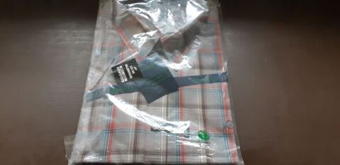 chemise  manches courtes taille 7
tat neuf 
plus frais d'envoi 7 Viry-Noureuil (02)
