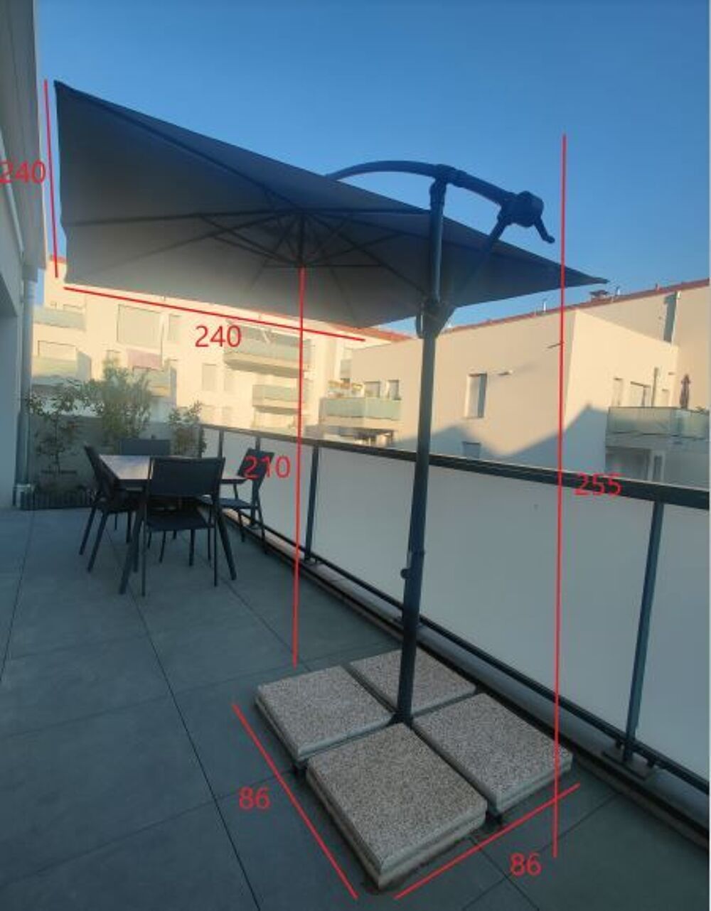 PARASOL DEPORTE GRIS AVEC DALLES BETON + HOUSE DE PROTECTION Jardin