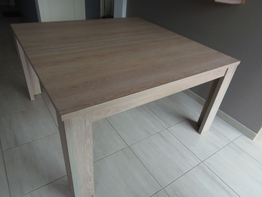 Table salle &agrave; manger carr&eacute; Meubles