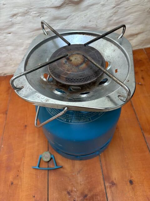 Bouteille de camping gaz et réchaud en acier. 
40 Escales (11)