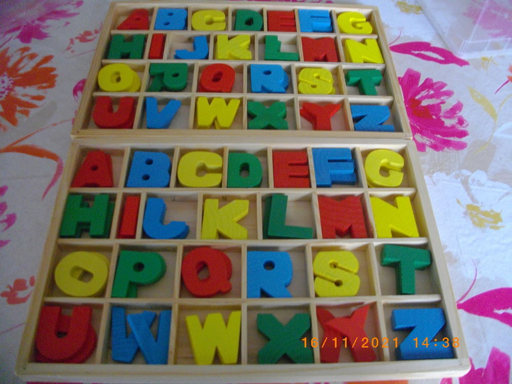 2 PLATEAUX AVEC LETTRES POUR ENFANT (DIX EUROS LE PLATEAU) Jeux / jouets
