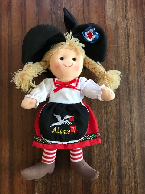 Poup�e alsacienne 4 Saleilles (66)