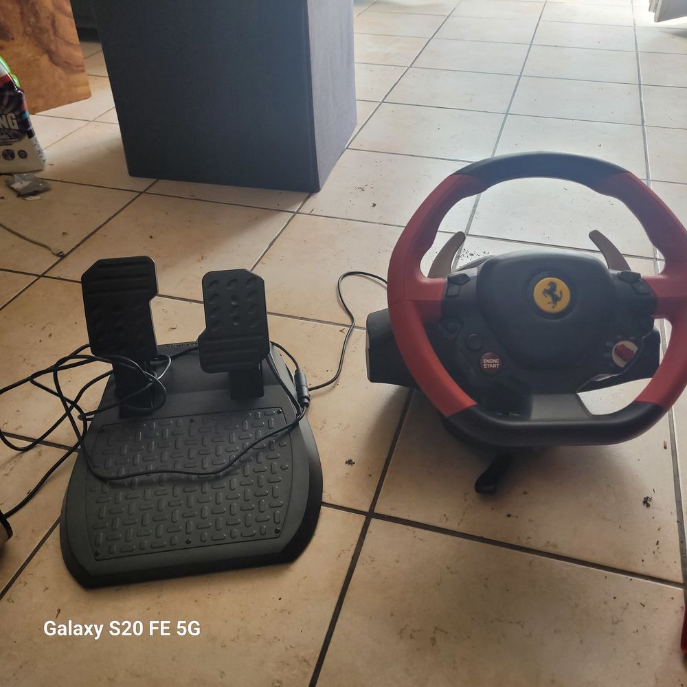 Volant p&eacute;dalier Ferrari 358 spider Consoles et jeux vidéos