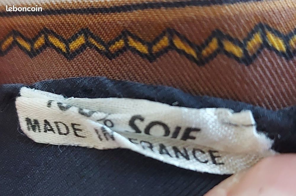 Castel Foulard Soie Fond Ivoire Bord Noir Chevaux de Parade Vêtements