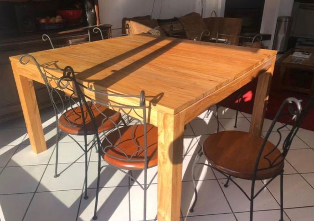 Table carr&eacute;e maison du monde. Meubles