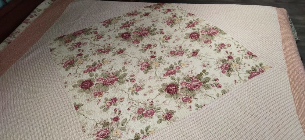 Boutis beige ros&eacute; lit 2personnes 240/220 +deux oreilles Décoration