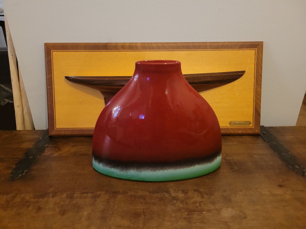 Vase d&eacute;coratif rouge et vert
Largeur ~30 cm / Hauteur: 25 cm Décoration