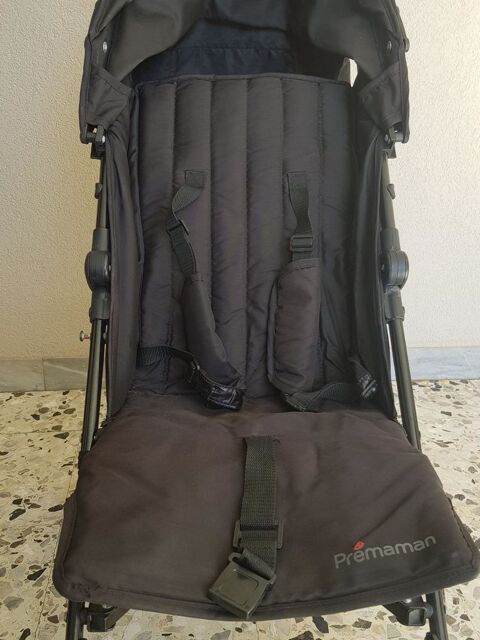 Poussette noire 
40 Saint-Raphal (83)