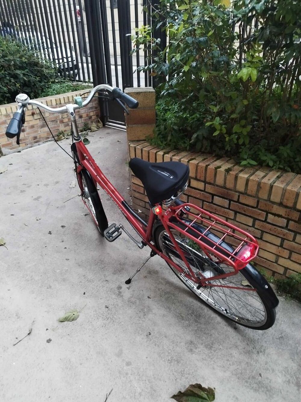 v&eacute;lo batavus r&eacute;tro avec sacoches narbel et antivol u TBE Vélos