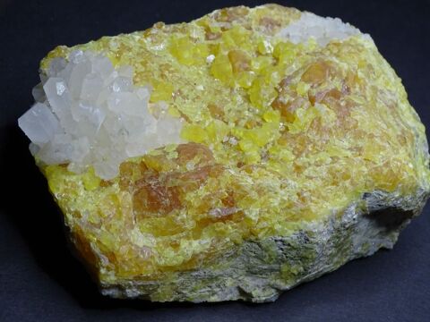Clestine sur Soufre Fluorescence sous UV longs Mine de la G 49 La Petite-Raon (88)
