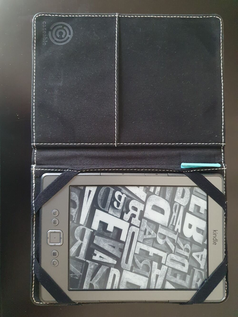 Kindle avec &eacute;tui en cuir noir et stylet Matériel informatique