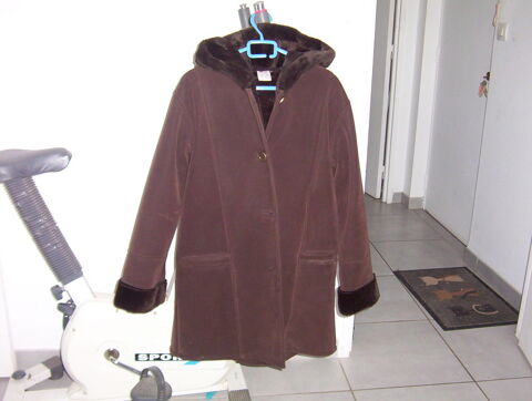 manteau neuf,couleurs marron,avec capuche
T 46/48
me teleph
10 Essmes-sur-Marne (02)