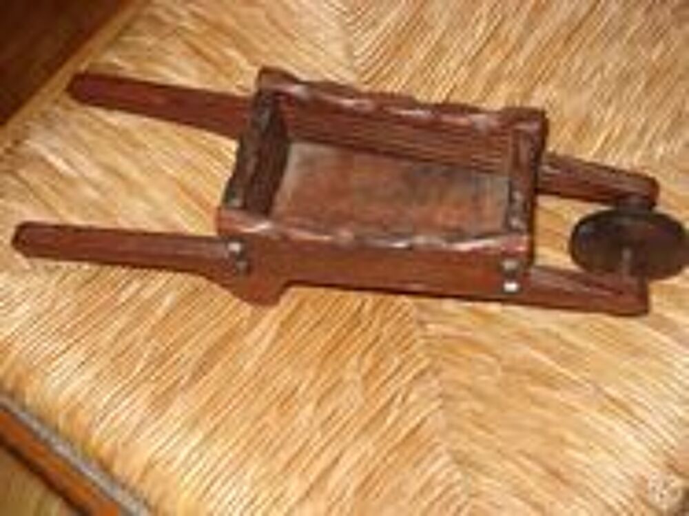 Petite brouette en bois ancienne Décoration