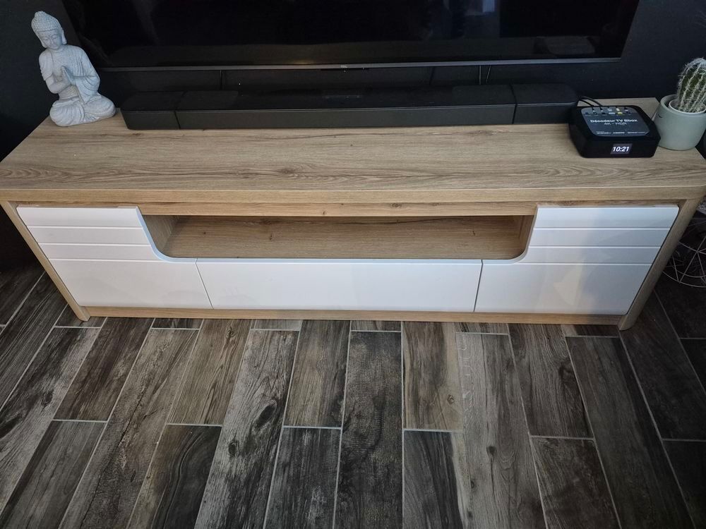 Salle a manger et meuble tv blanc et bois 
Bon etat Meubles