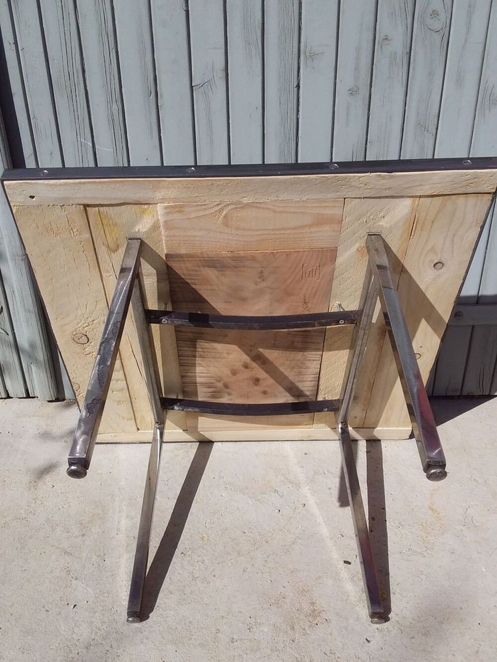 1 table basse avec motif sculpt&eacute; Meubles