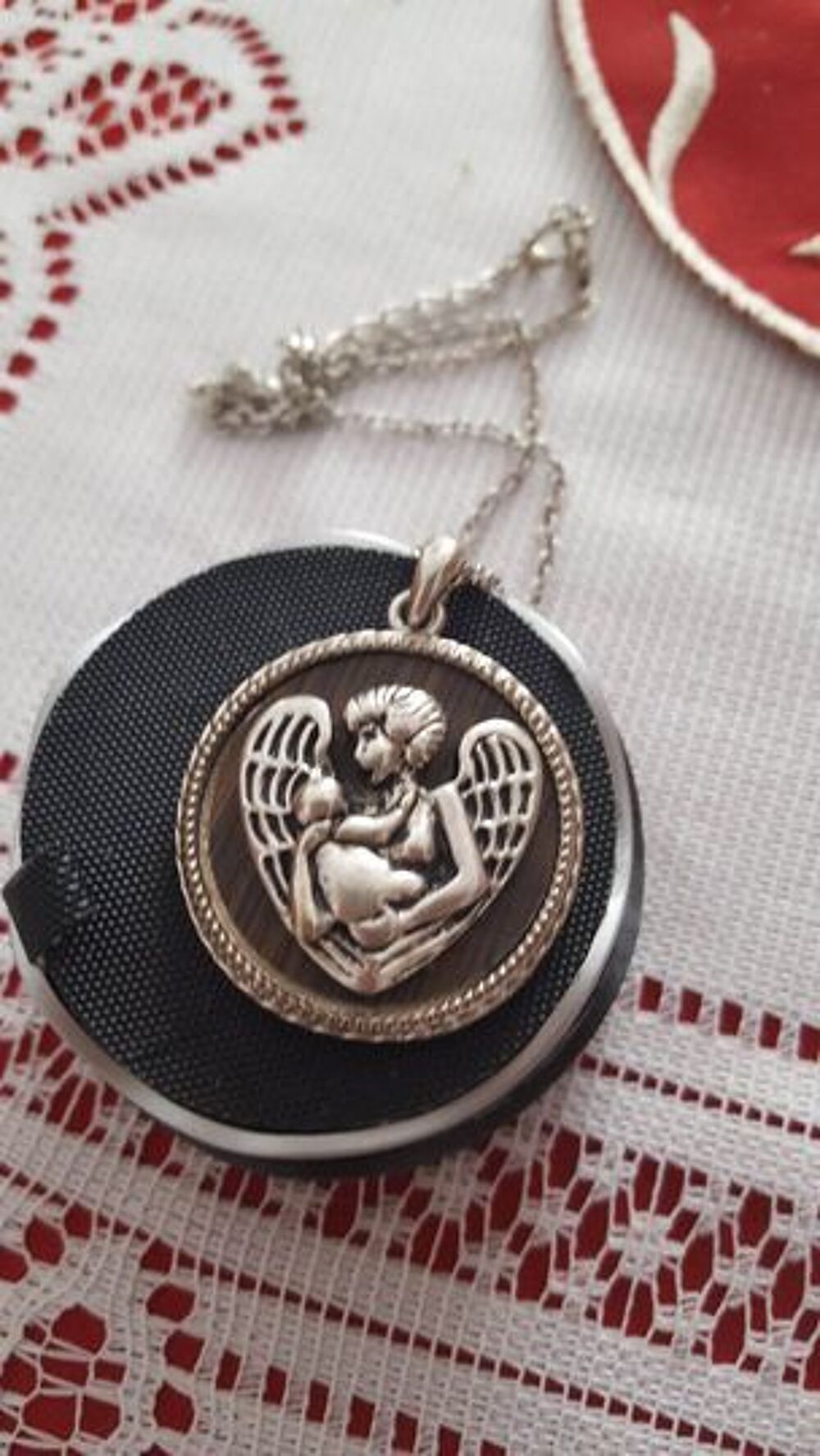 Deux bagues perles culture, m&eacute;daille protection N&deg; 1377 Bijoux et montres