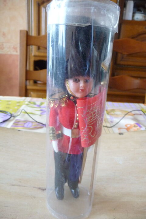 POUPEE LONDONIENNE GARDE DU CORPS 22 CM 8 Beynost (01)