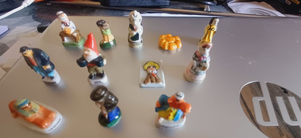 Part lot 23 f&egrave;ves c&eacute;ramiques pour collectionneur. 
