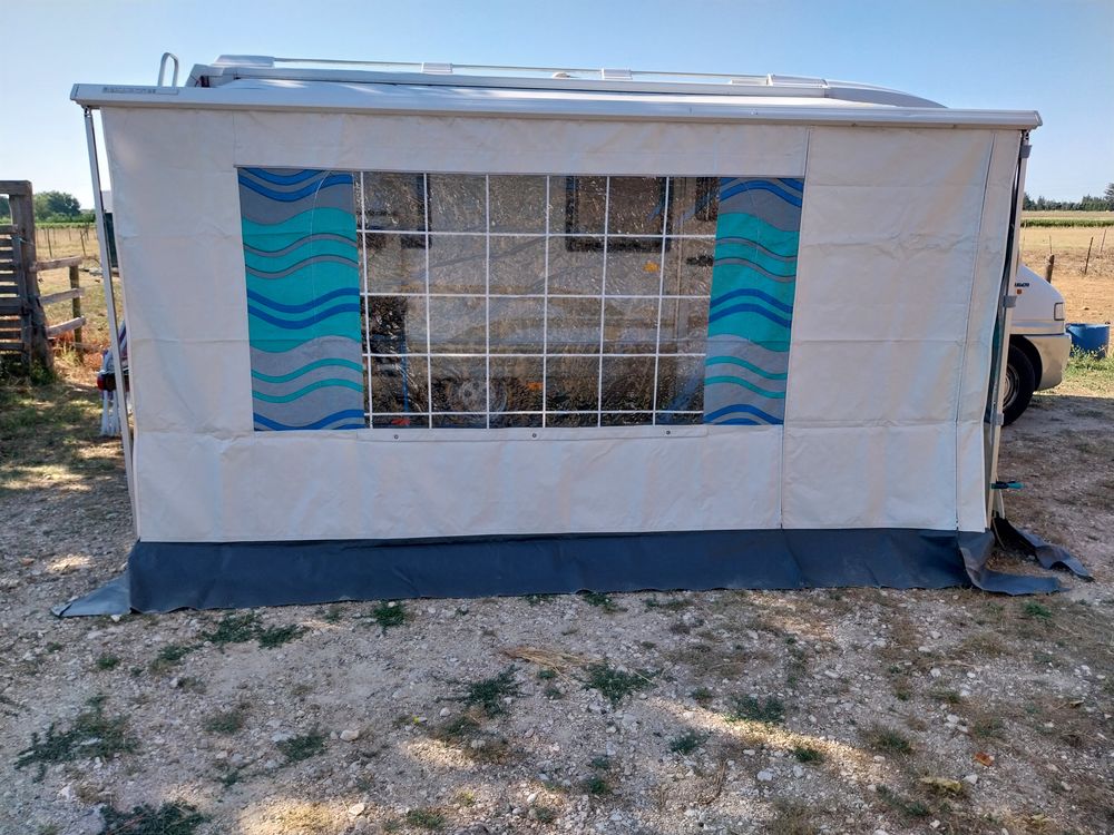 auvent camping car SAFARI ROOM bleu. Jardin