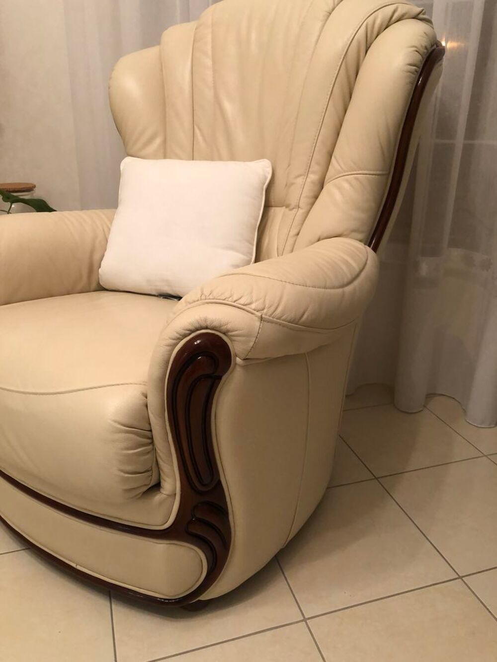 Salon comprenant 1 canap&eacute; 3 places + 2 fauteuils assortis Meubles