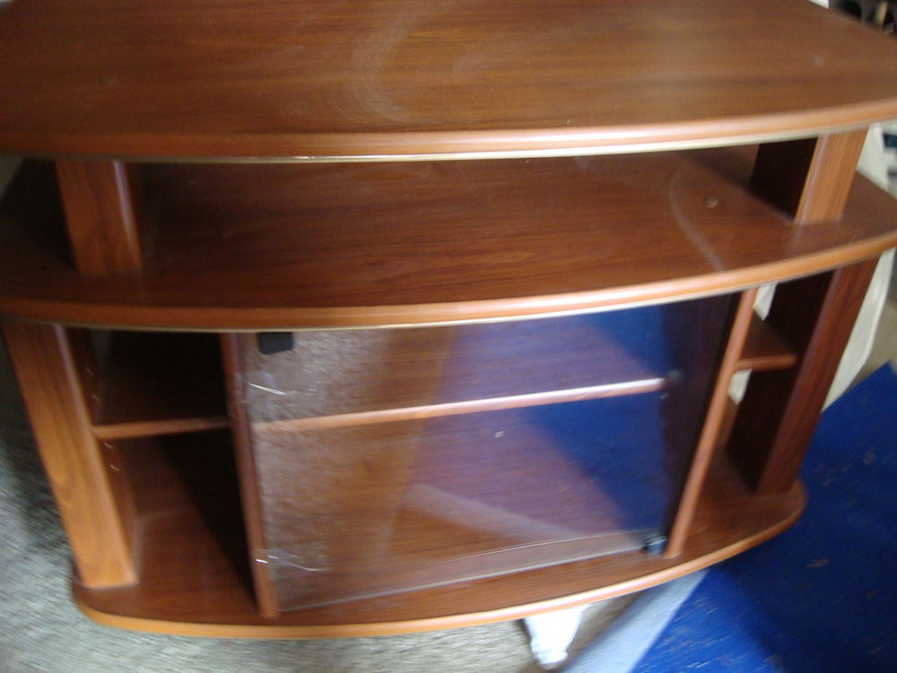 Meuble t&eacute;l&eacute; en bois 
sur roulettes Meubles