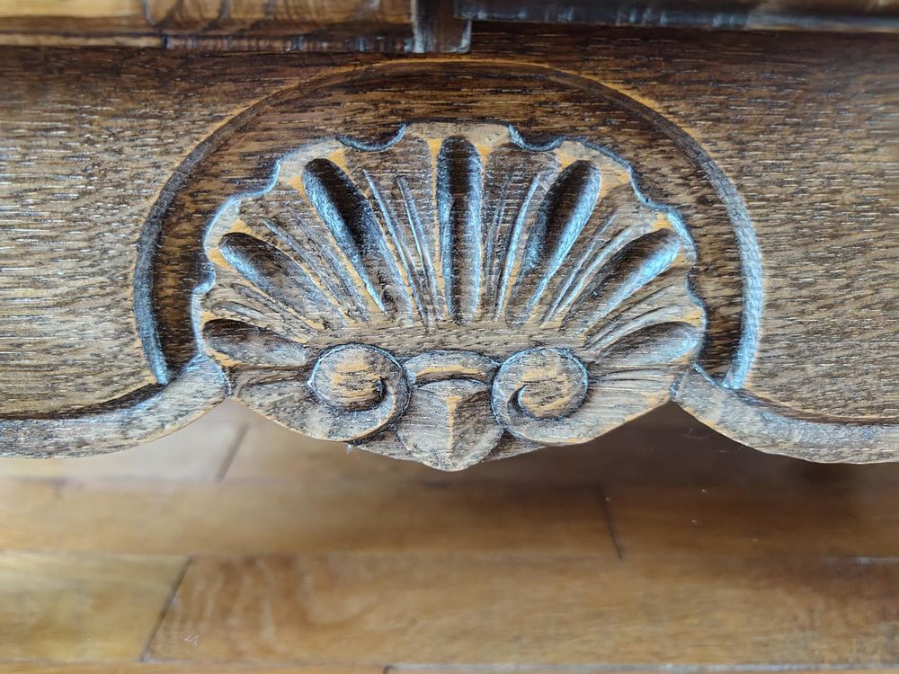 meuble en ch&ecirc;ne massif teint&eacute; avec coquille sculpt&eacute;e e Meubles
