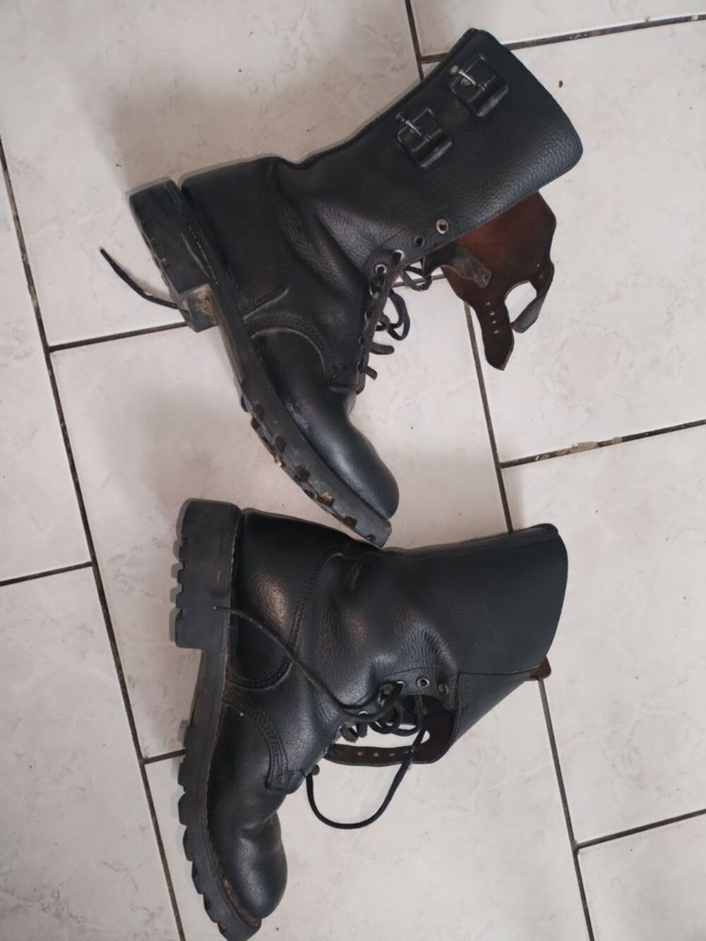 Paire de rangers cuir v&eacute;ritable noire (Taille 41) Chaussures