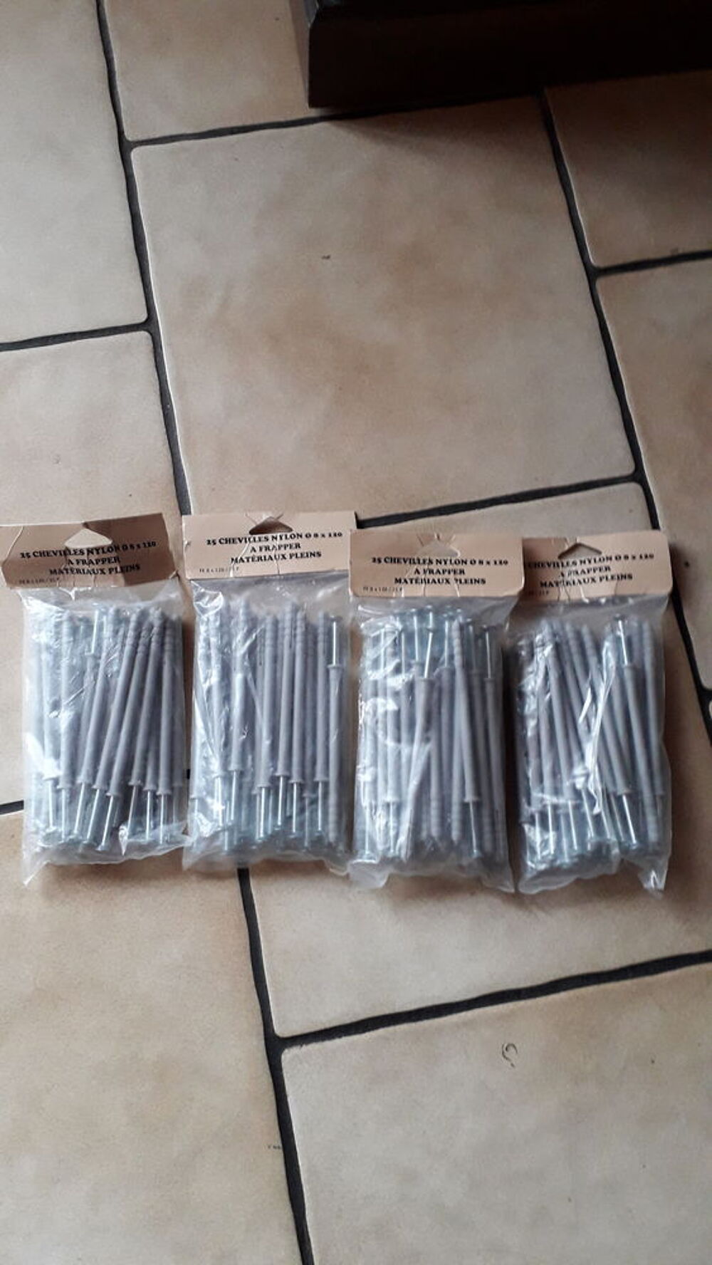 materiel de fixation , chauffe eau longue chevilles Bricolage