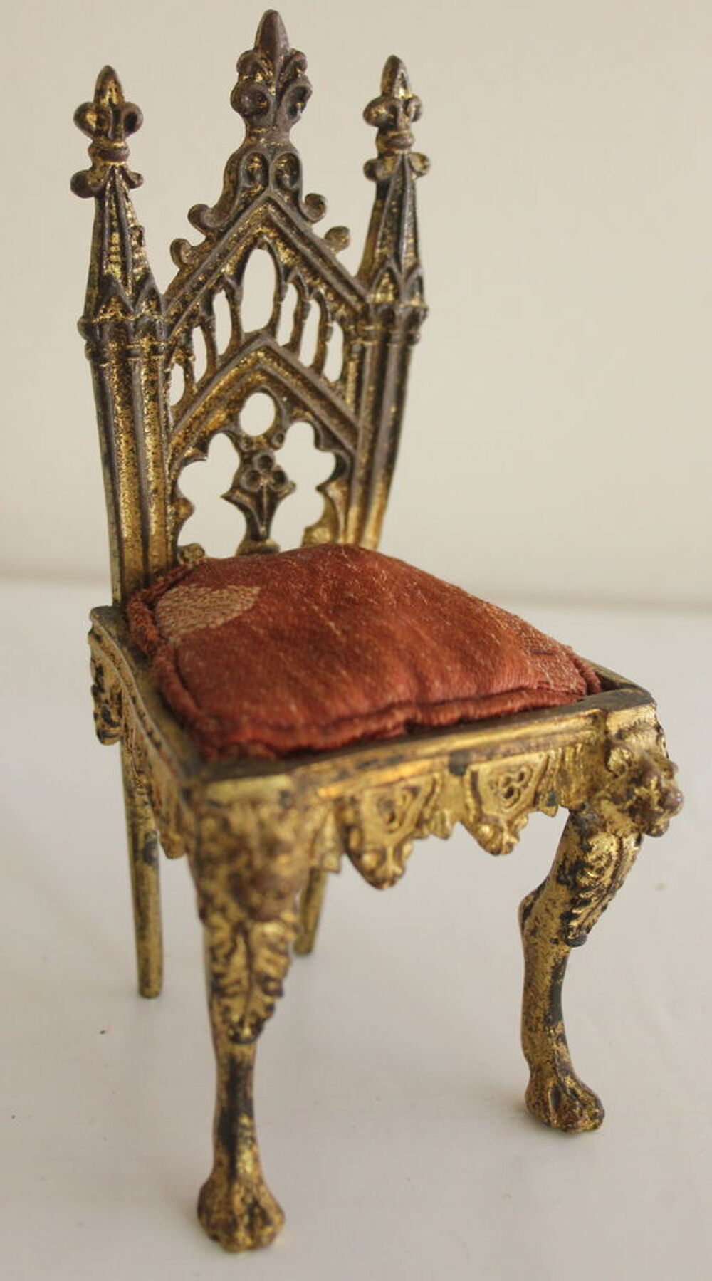 Chaise Porte montre gothique r&eacute;gule ou miniature poup&eacute;e 