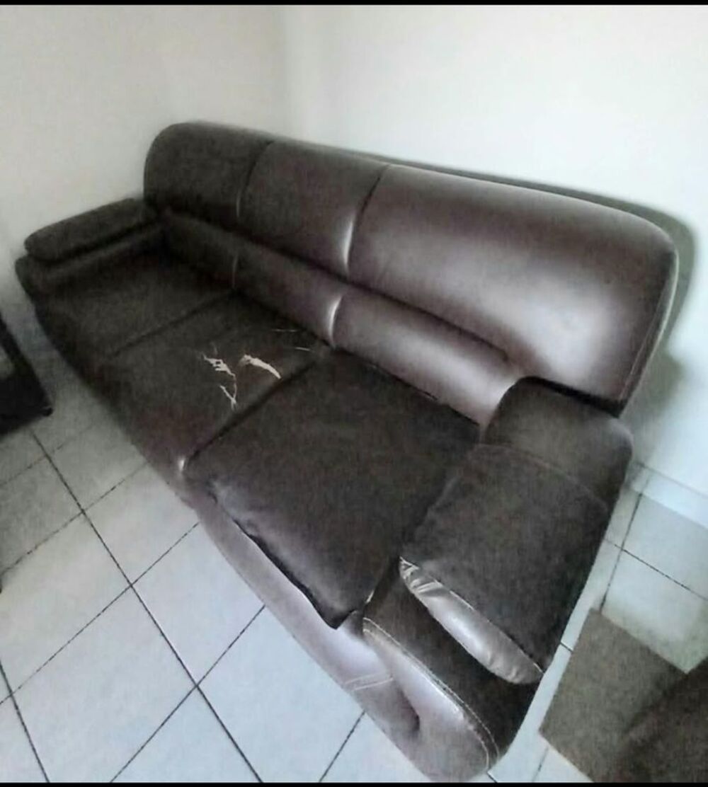 Canap&eacute; 3 places et fauteuil assorti en cuir fonc&eacute; Meubles